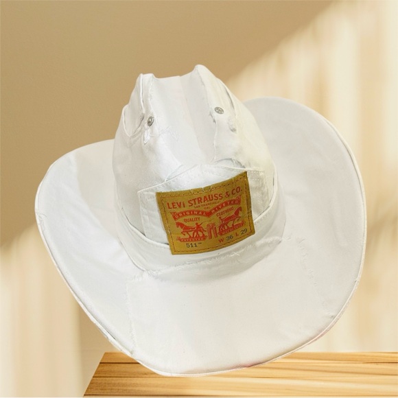 Levi's White Canvas Hat - Picture 6 of 6